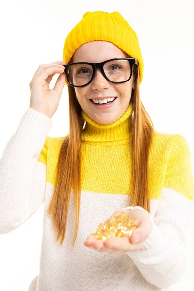 Linda Adolescente Sombrero Amarillo Posando Con Gafas Sobre Fondo Blanco —  Fotos de Stock