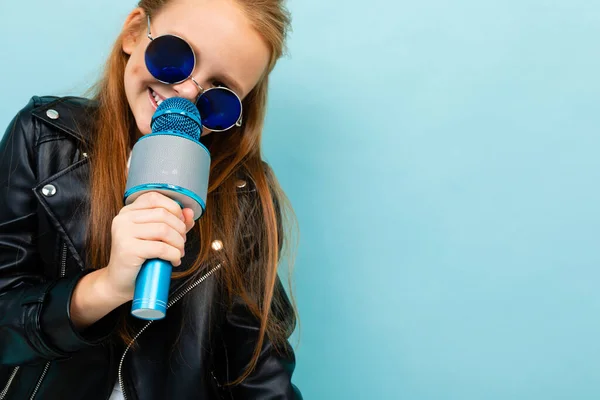 Linda Niña Chaqueta Cuero Negro Posando Con Micrófono Sobre Fondo — Foto de Stock