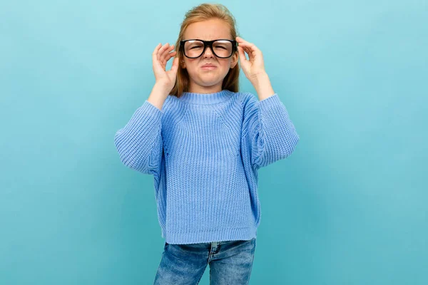 Niña Inteligente Posando Con Gafas Sobre Fondo Azul — Foto de Stock