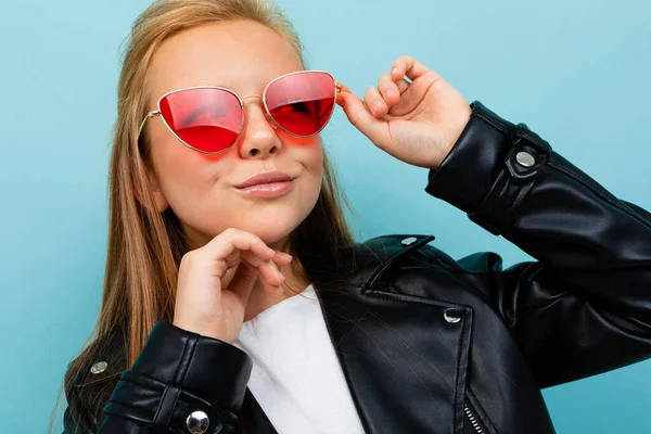 Linda Niña Chaqueta Cuero Negro Posando Con Gafas Sol Colores — Foto de Stock