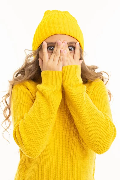 Schöne Mädchen Gelben Kleidern Posiert Vor Weißem Hintergrund — Stockfoto