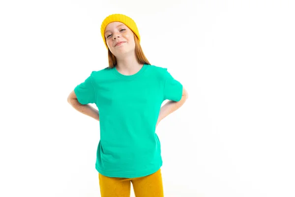 Linda Adolescente Sombrero Amarillo Posando Sobre Fondo Blanco — Foto de Stock