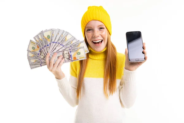 Bonito Adolescente Menina Amarelo Chapéu Posando Com Dinheiro Telefone Celular — Fotografia de Stock