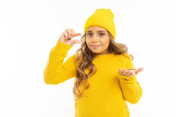 Hermosa Chica Ropa Amarilla Posando Sobre Fondo Blanco — Foto de Stock