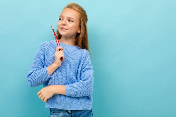 Kleines Mädchen Posiert Mit Zahnbürste Vor Blauem Hintergrund — Stockfoto