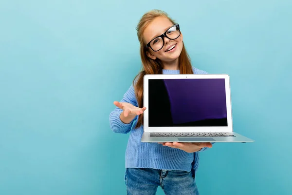 Klein Meisje Poseren Met Bril Laptop Tegen Blauwe Achtergrond — Stockfoto