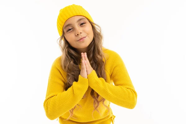 Hermosa Chica Ropa Amarilla Posando Sobre Fondo Blanco —  Fotos de Stock