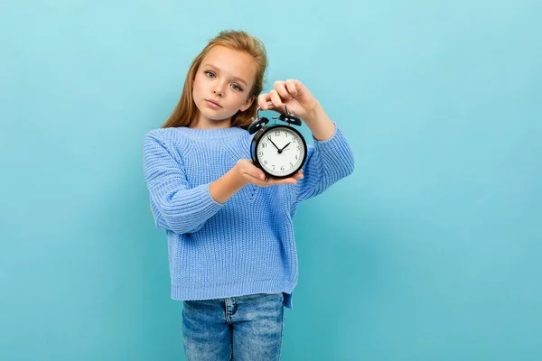 Kleines Mädchen Posiert Mit Wecker Vor Blauem Hintergrund — Stockfoto