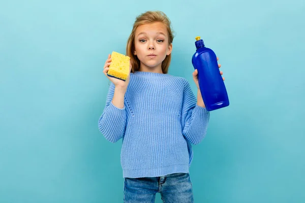Маленькая Девочка Позирует Бутылкой Моющего Средства Мочалкой Синем Фоне — стоковое фото