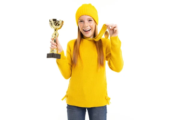可愛いですティーン女の子で黄色の帽子ポージングとともに賞とともに白の背景 — ストック写真