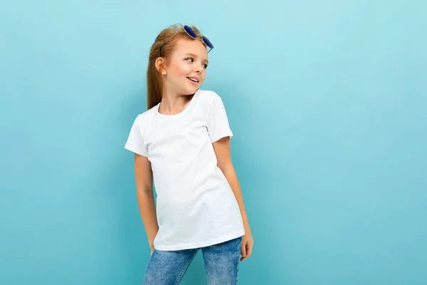 Nettes Kleines Mädchen Posiert Vor Blauem Hintergrund — Stockfoto