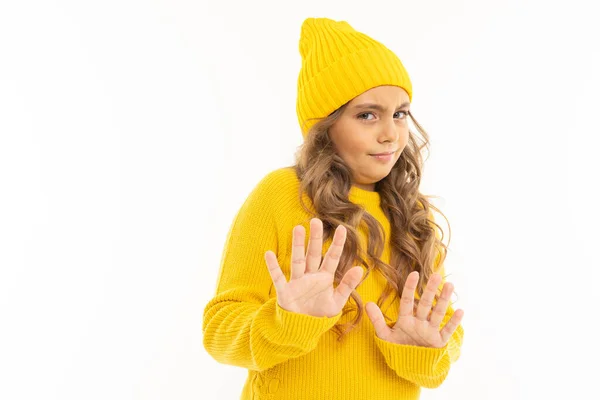 Mooi Meisje Gele Kleren Poseren Tegen Witte Achtergrond — Stockfoto