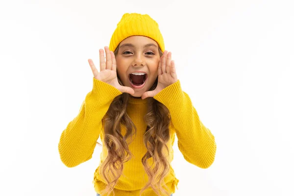 Mooi Meisje Gele Kleren Poseren Tegen Witte Achtergrond — Stockfoto