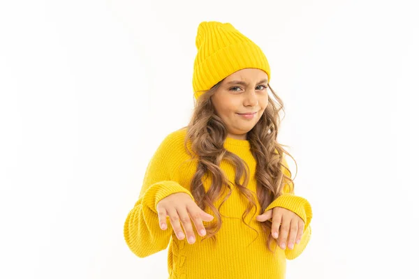 Mooi Meisje Gele Kleren Poseren Tegen Witte Achtergrond — Stockfoto