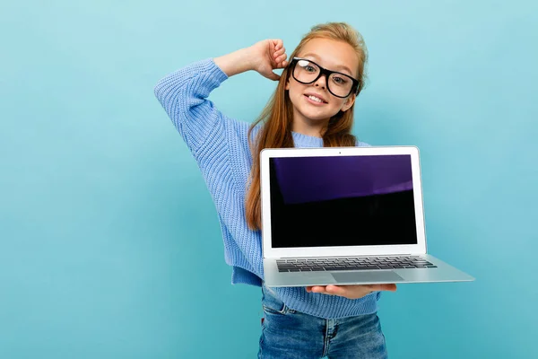 Petite Fille Posant Avec Des Lunettes Ordinateur Portable Sur Fond — Photo