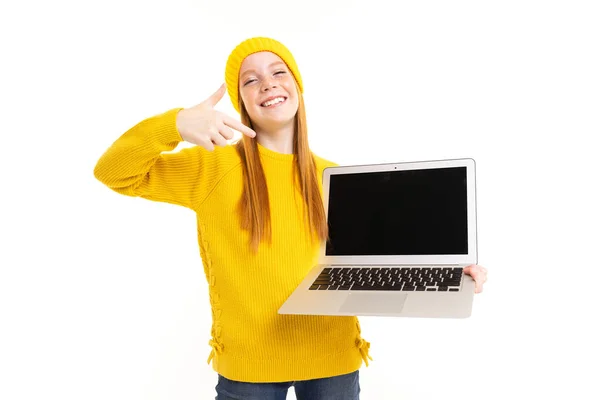 Słodkie Dziewczyna Noszenie Żółty Ubrania Gospodarstwa Laptop — Zdjęcie stockowe