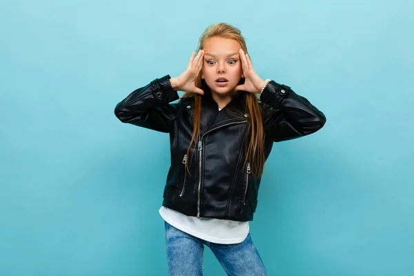 Niña Cool Chaqueta Cuero Negro Posando Sobre Fondo Azul — Foto de Stock