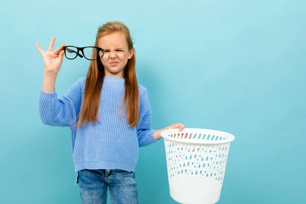 Niña Inteligente Posando Con Gafas Papelera Sobre Fondo Azul — Foto de Stock