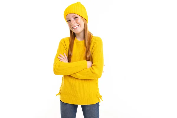 Bonito Adolescente Menina Amarelo Suéter Chapéu Posando Contra Fundo Branco — Fotografia de Stock