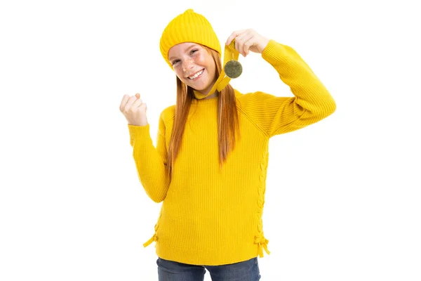 Carino Adolescente Giallo Cappello Posa Con Premio Contro Sfondo Bianco — Foto Stock