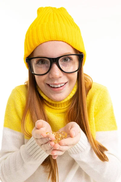 Linda Adolescente Sombrero Amarillo Posando Con Gafas Sobre Fondo Blanco —  Fotos de Stock