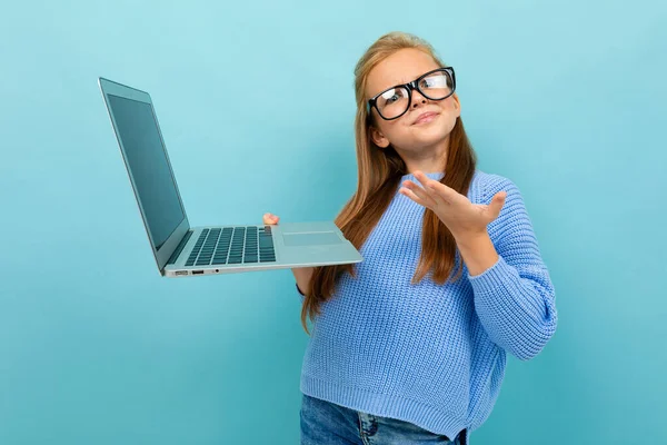 Fetiță Pozând Ochelari Laptop Fundal Albastru — Fotografie, imagine de stoc