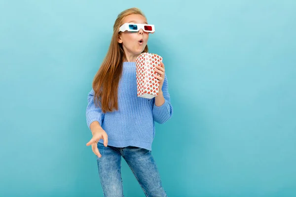 Niña Posando Con Gafas Palomitas Maíz Sobre Fondo Azul — Foto de Stock