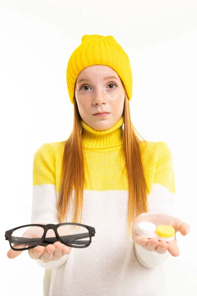 Bonito Adolescente Menina Amarelo Chapéu Posando Com Óculos Contra Fundo — Fotografia de Stock