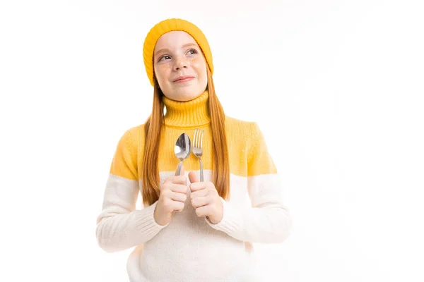 Linda Adolescente Sombrero Amarillo Posando Con Tenedor Cuchillo Sobre Fondo —  Fotos de Stock