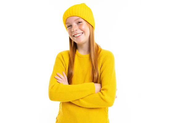 Bonito Adolescente Menina Amarelo Suéter Chapéu Posando Contra Fundo Branco — Fotografia de Stock