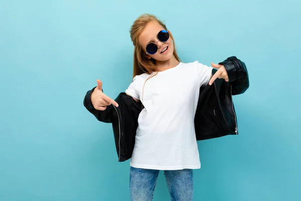 Little Cool Girl Black Leather Jacket Sunglasses Posing Blue Background — Stok fotoğraf