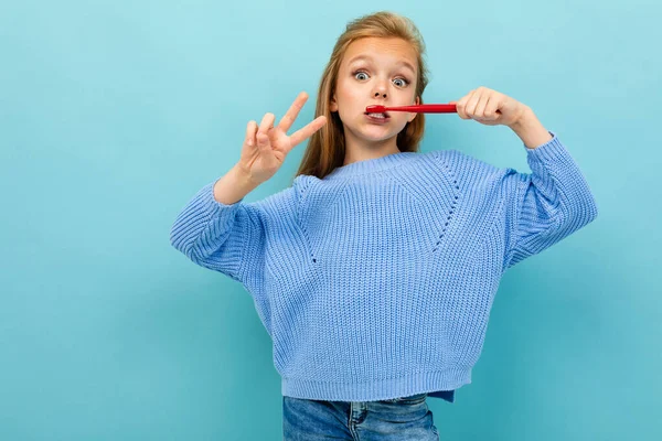 Mavi Arka Planda Diş Fırçasıyla Poz Veren Küçük Kız — Stok fotoğraf