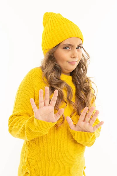 Mooi Meisje Gele Kleren Poseren Tegen Witte Achtergrond — Stockfoto