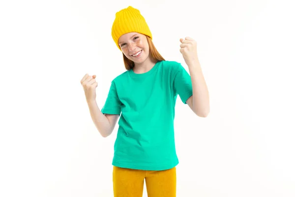 Nettes Teenager Mädchen Mit Gelbem Hut Posiert Vor Weißem Hintergrund — Stockfoto