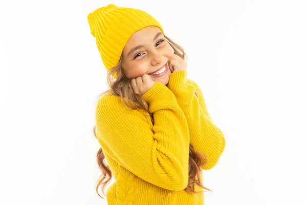 Linda Niña Suéter Amarillo Sombrero Posando Sobre Fondo Blanco — Foto de Stock