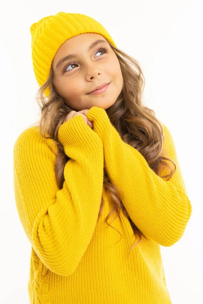 Schattig Klein Meisje Gele Trui Hoed Poseren Tegen Witte Achtergrond — Stockfoto