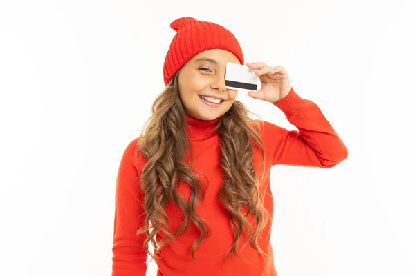 Linda Niña Suéter Rojo Sombrero Posando Con Tarjeta Crédito Sobre —  Fotos de Stock