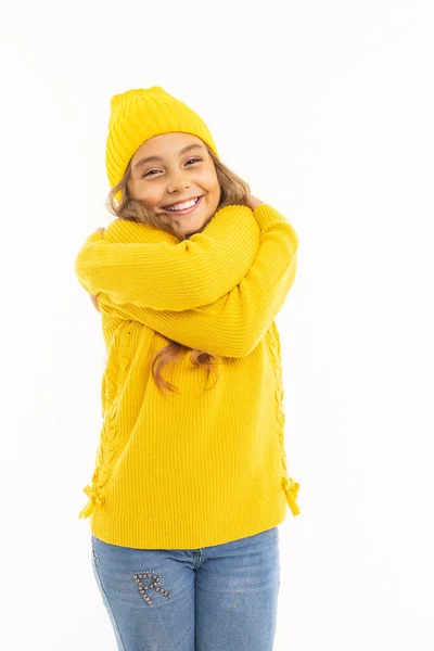 Linda Niña Suéter Amarillo Sombrero Posando Sobre Fondo Blanco — Foto de Stock