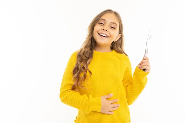 Linda Niña Ropa Amarilla Posando Con Tenedor Cuchillo Sobre Fondo — Foto de Stock