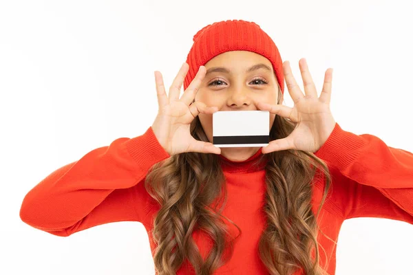 Menina Bonito Camisola Vermelha Chapéu Posando Com Cartão Crédito Contra — Fotografia de Stock