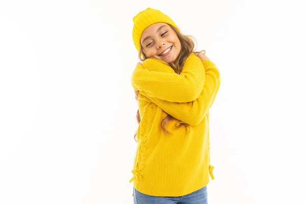 Linda Niña Suéter Amarillo Sombrero Posando Sobre Fondo Blanco —  Fotos de Stock
