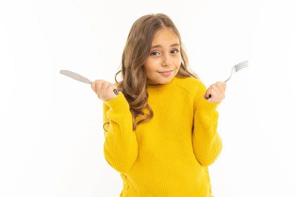 Linda Niña Ropa Amarilla Posando Con Tenedor Cuchillo Sobre Fondo — Foto de Stock