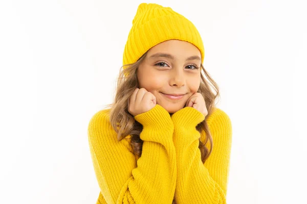 Mignonne Petite Fille Pull Jaune Chapeau Posant Sur Fond Blanc — Photo