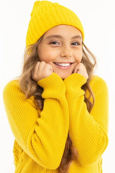 Menina Bonito Suéter Amarelo Chapéu Posando Contra Fundo Branco — Fotografia de Stock