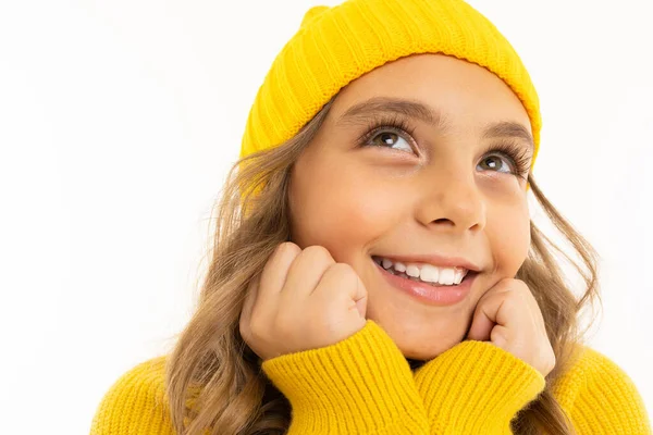Słodkie Dziewczynka Żółty Sweter Kapelusz Pozowanie Białym Tle — Zdjęcie stockowe