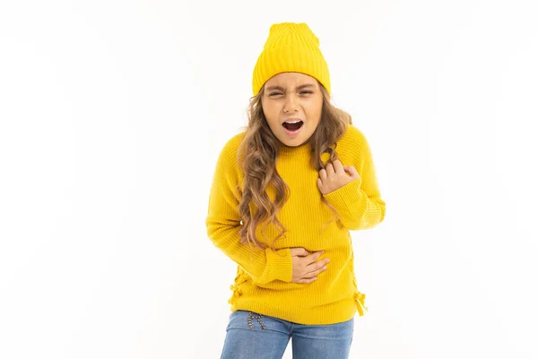 Menina Bonito Suéter Amarelo Chapéu Posando Contra Fundo Branco — Fotografia de Stock