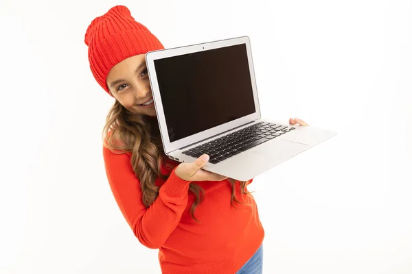 Schattig Klein Meisje Rood Trui Hoed Poseren Met Laptop Tegen — Stockfoto