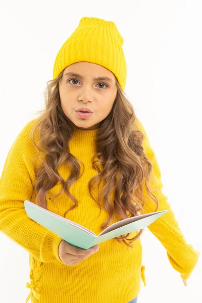 Cute Little Girl Żółtych Ubrań Pozowanie Książki Białym Tle — Zdjęcie stockowe