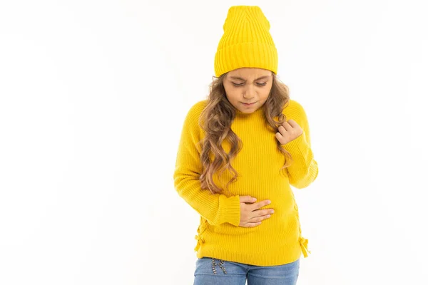 Linda Niña Suéter Amarillo Sombrero Posando Sobre Fondo Blanco — Foto de Stock