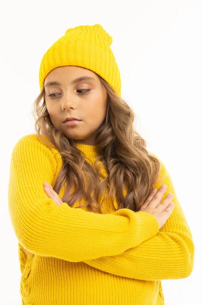 Linda Niña Suéter Amarillo Sombrero Posando Sobre Fondo Blanco —  Fotos de Stock